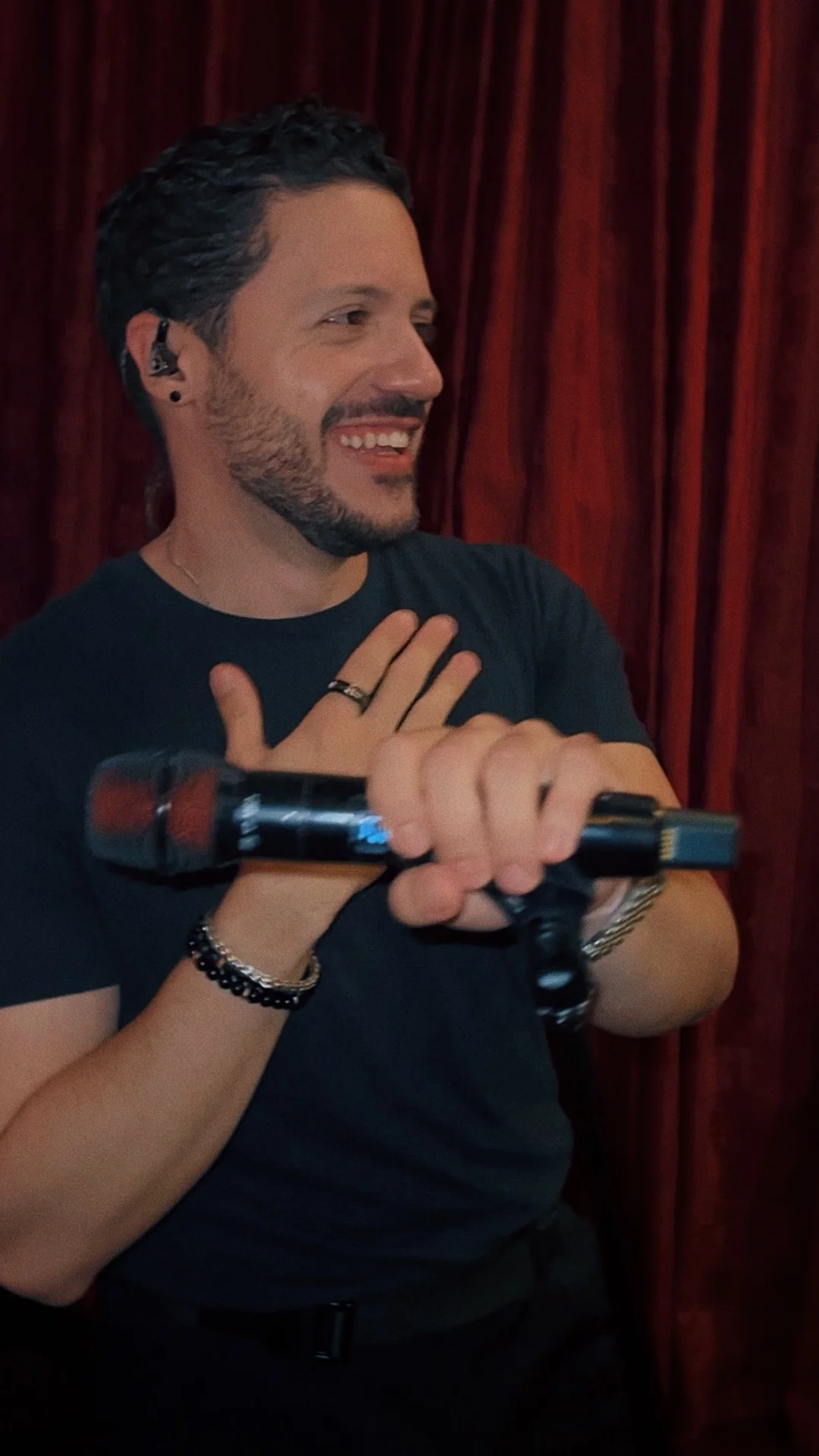 Gabriel Hidalgo sonriendo durante una presentación